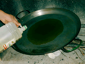 Aceite de oliva en la paella