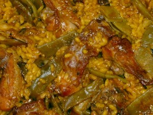 Detalle de paella de carne y verdura